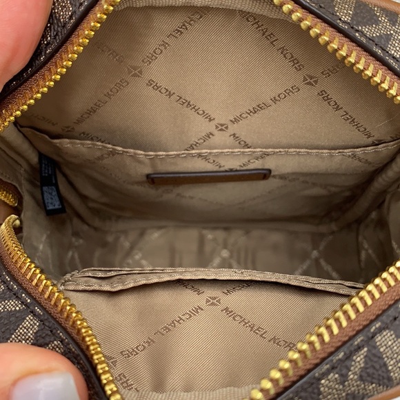 MICHAEL KORS
Jet Set Travel Medium Signature Logo Crossbody Bag
COLOR BROWN GOLD - Picture 6 of 14